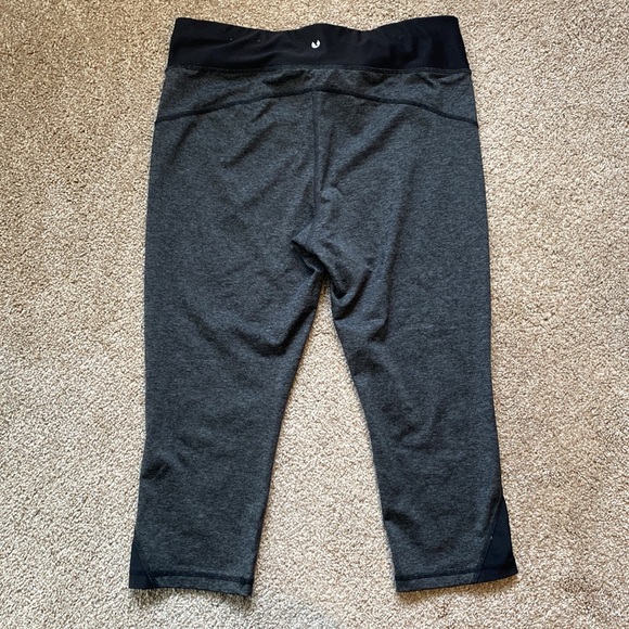 Womens Large Xersion workout capris in gray and black - Picture 5 of 6